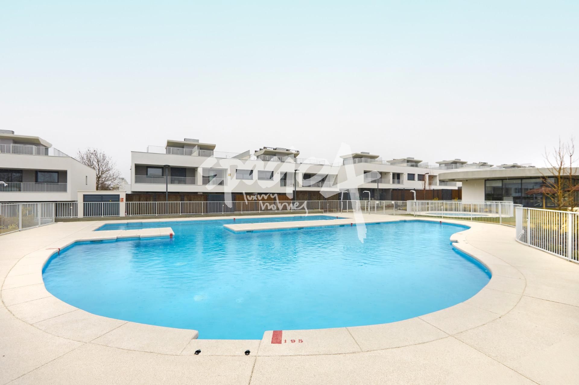 Piscina de Casa adosada de alquiler en Boadilla del Monte con Aire acondicionado, Jardín privado y Terraza