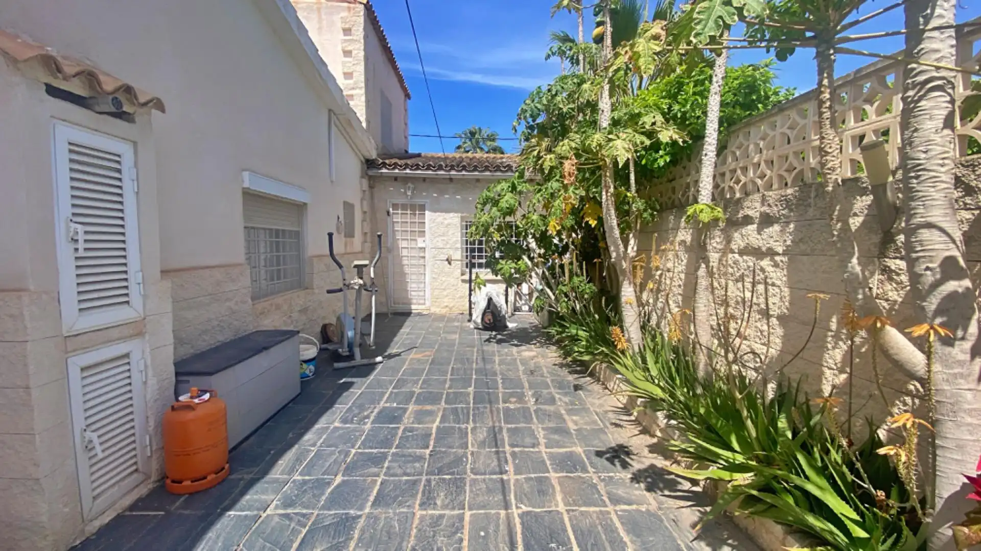 Vista exterior de Casa o xalet en venda en El Campello amb Aire condicionat, Calefacció i Jardí privat