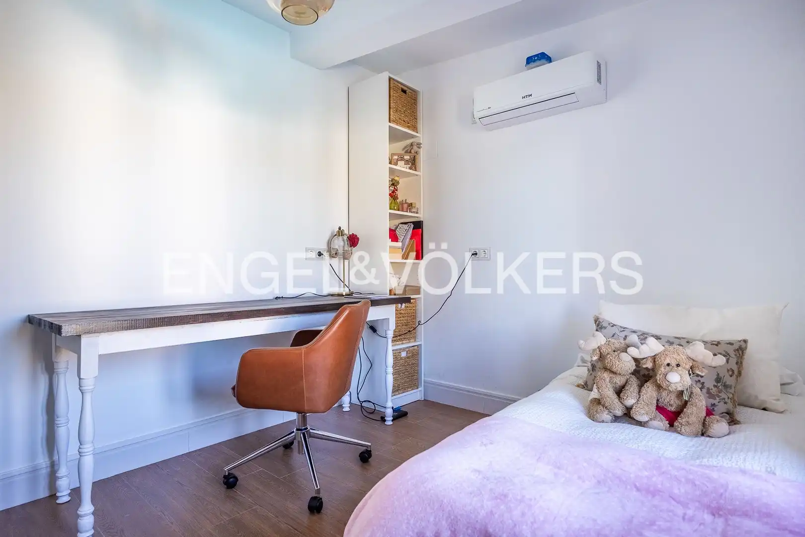 Bedroom of Houses for sale in Valencina de la Concepción  with Air Conditioner, Heating and Private garden