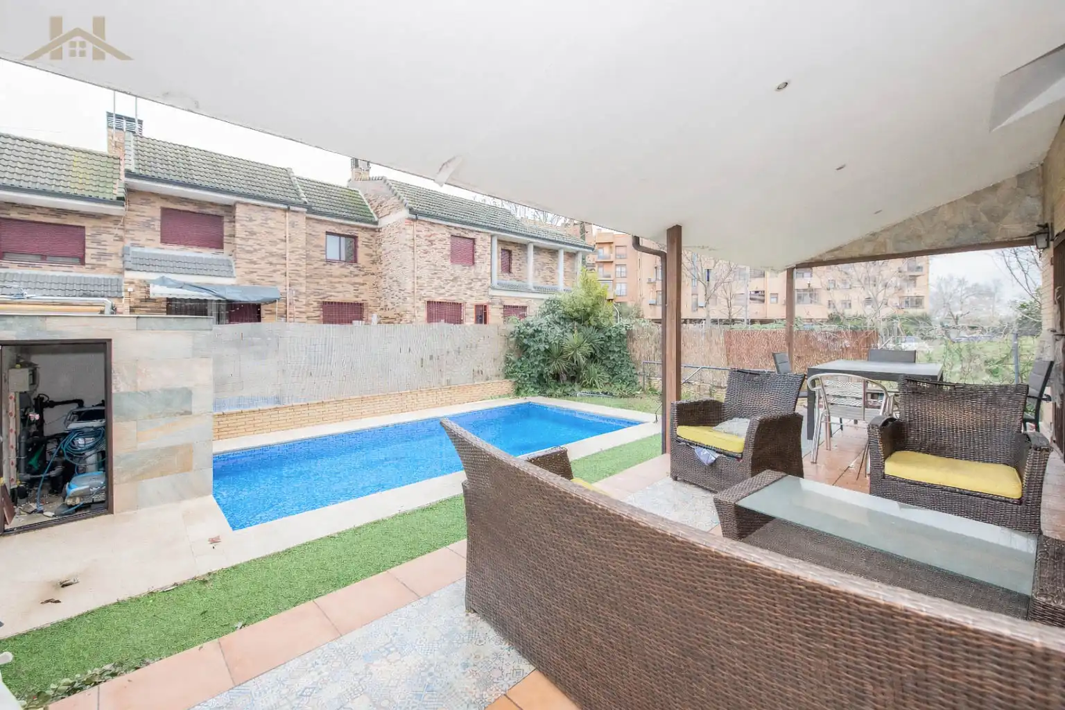 Piscina de Casa adosada en venda en Parla amb Aire condicionat, Calefacció i Jardí privat