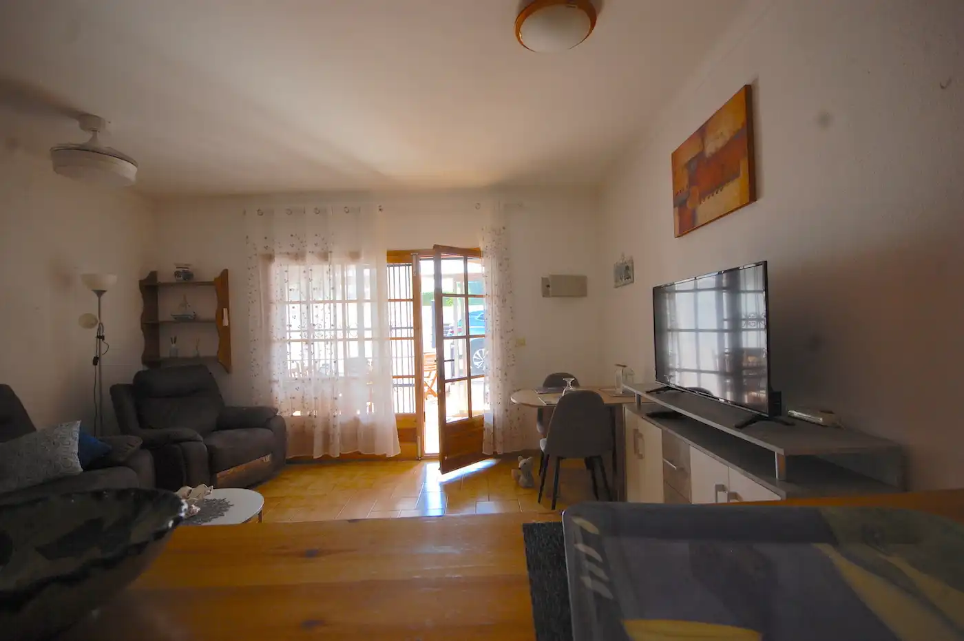 Sala d'estar de Casa adosada en venda en L'Escala amb Terrassa, Moblat i Forn
