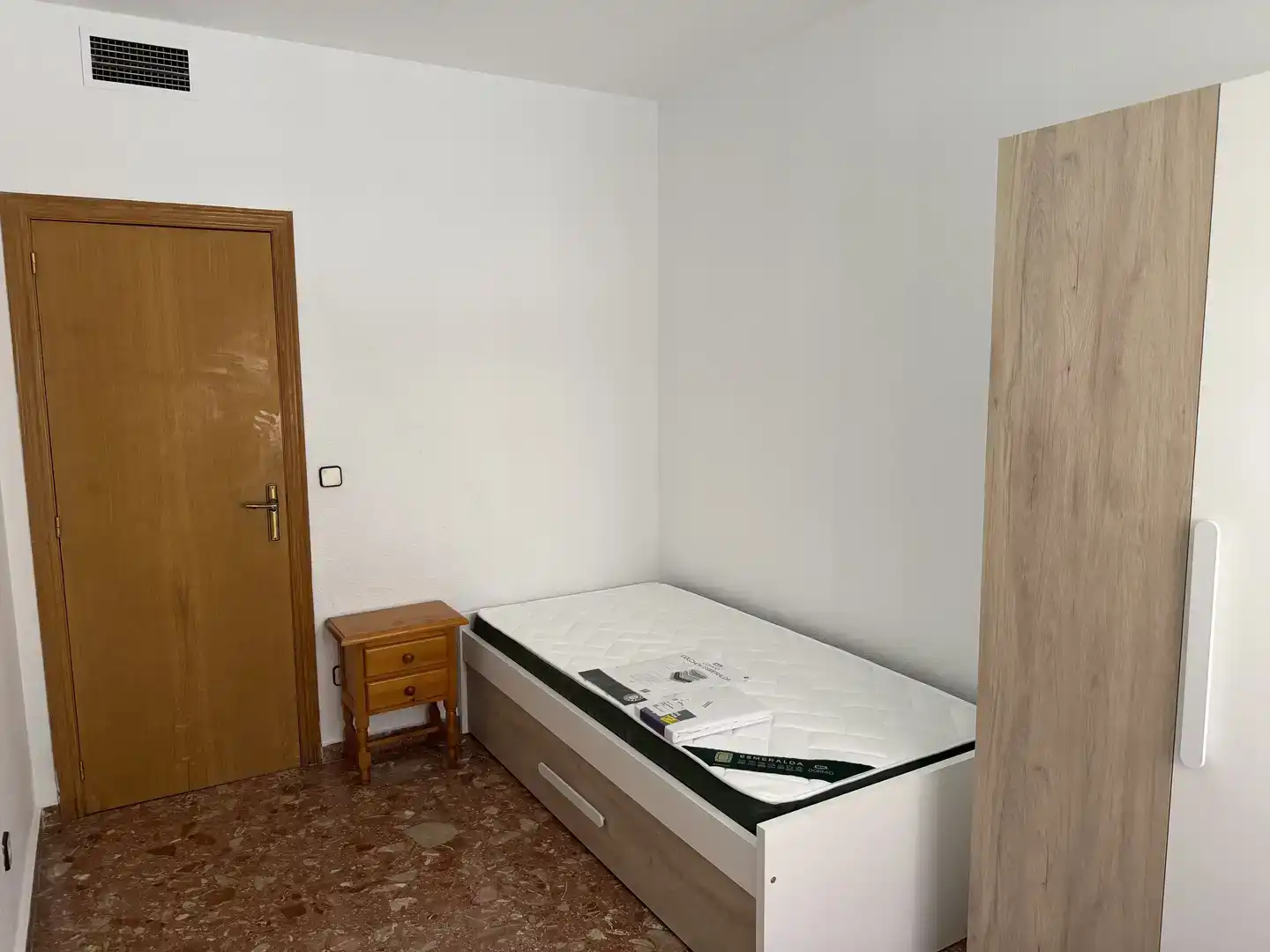Dormitori de Pis de lloguer en  Murcia Capital amb Balcó