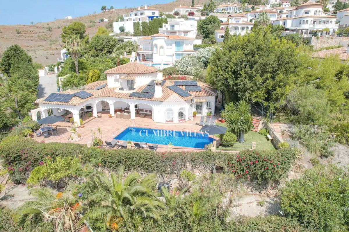 Vista exterior de Casa o xalet en venda en Salobreña amb Jardí privat, Terrassa i Piscina comunitària