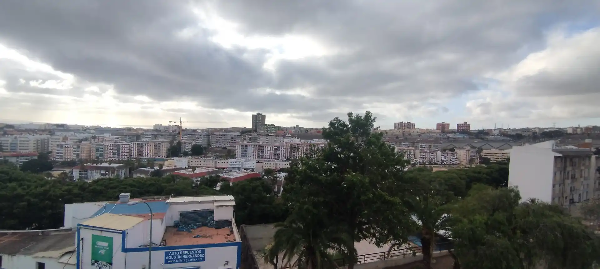 Vista exterior de Pis en venda en Las Palmas de Gran Canaria amb Aire condicionat i Balcó