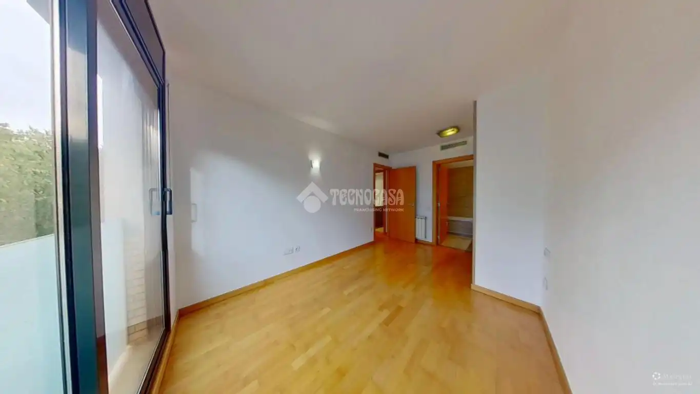 Habitación de Piso en venta en Sabadell con Aire acondicionado, Calefacción y Balcón