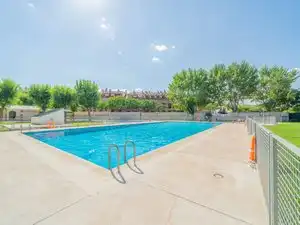 Piscina de Pis en venda en Sevilla la Nueva amb Calefacció, Terrassa i Moblat