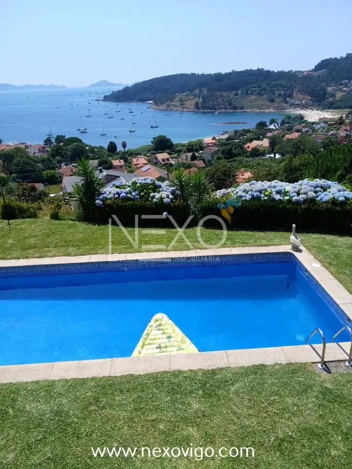 Piscina de Casa o chalet en venta en Cangas  con Calefacción, Jardín privado y Parquet