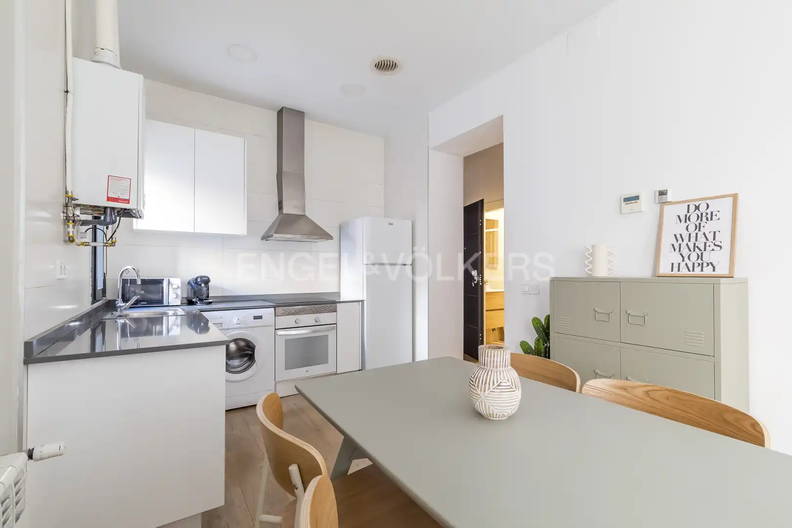 Cuina de Apartament de lloguer en Madrid amb Aire condicionat, Calefacció i Moblat