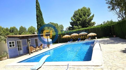 Chalet con cinco dormitorios y Piscina en zona de El Campillo