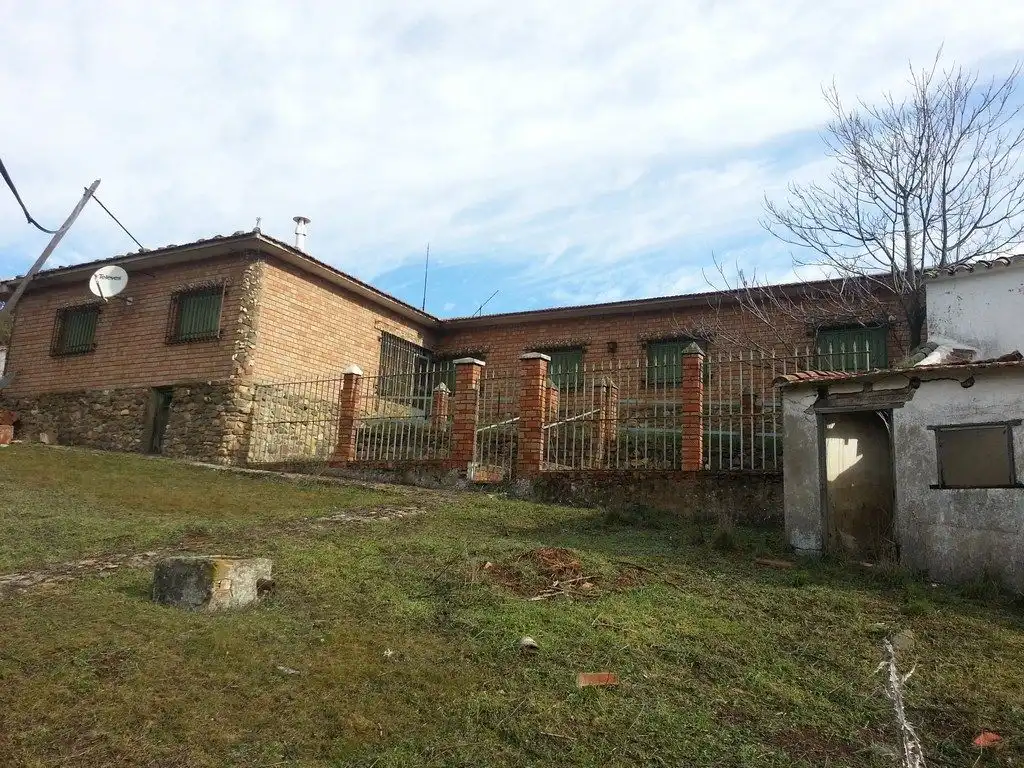 Xalet amb piscina en venda a Almuradiel