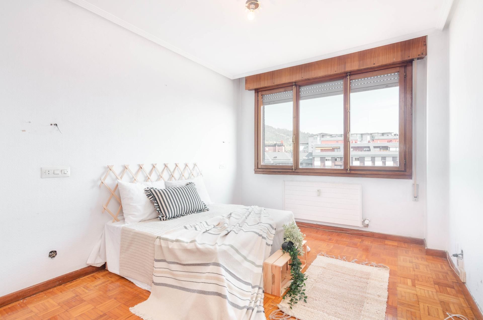 Habitación de Piso en venta en Oviedo  con Calefacción