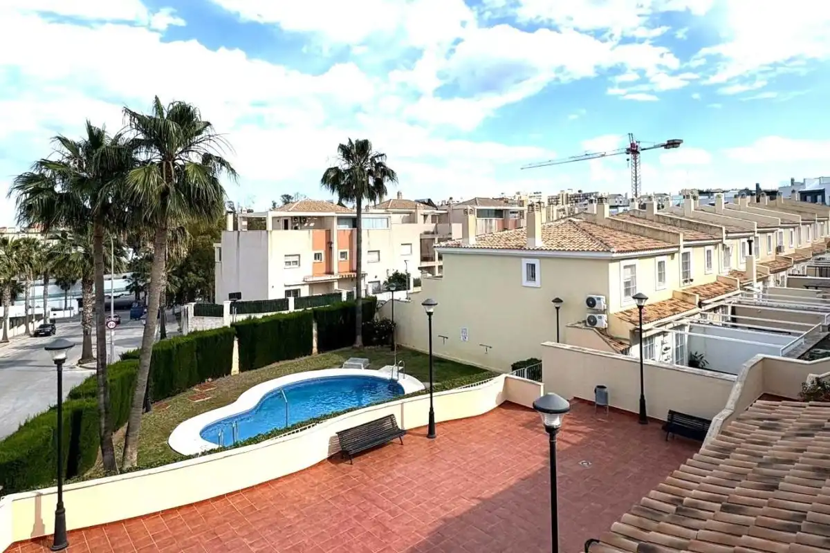 Außenansicht von Einfamilien-Reihenhaus zum Verkauf in Torremolinos mit Klimaanlage, Terrasse und Abstellraum