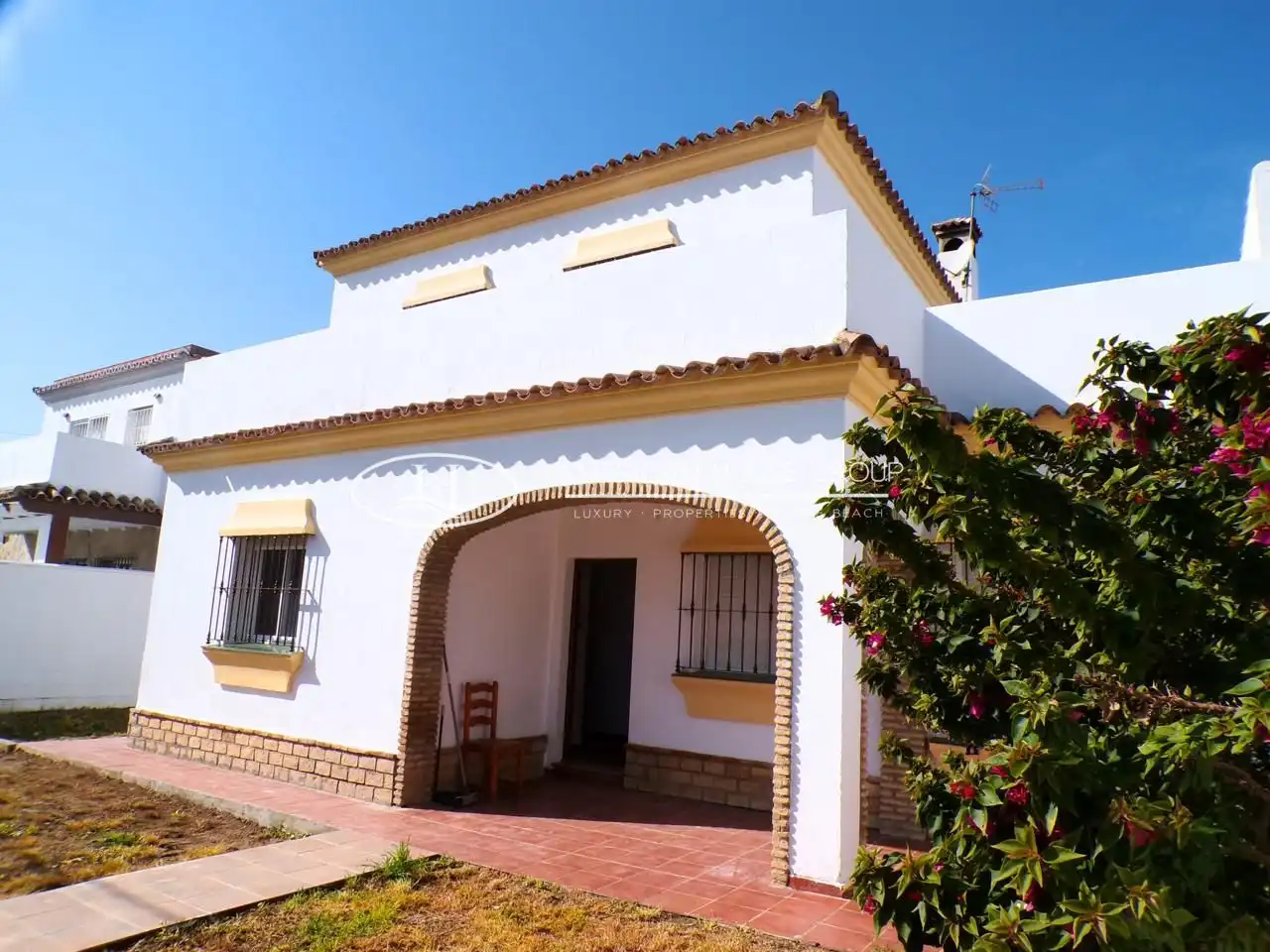 Vista exterior de Casa o xalet en venda en Chiclana de la Frontera amb Jardí privat