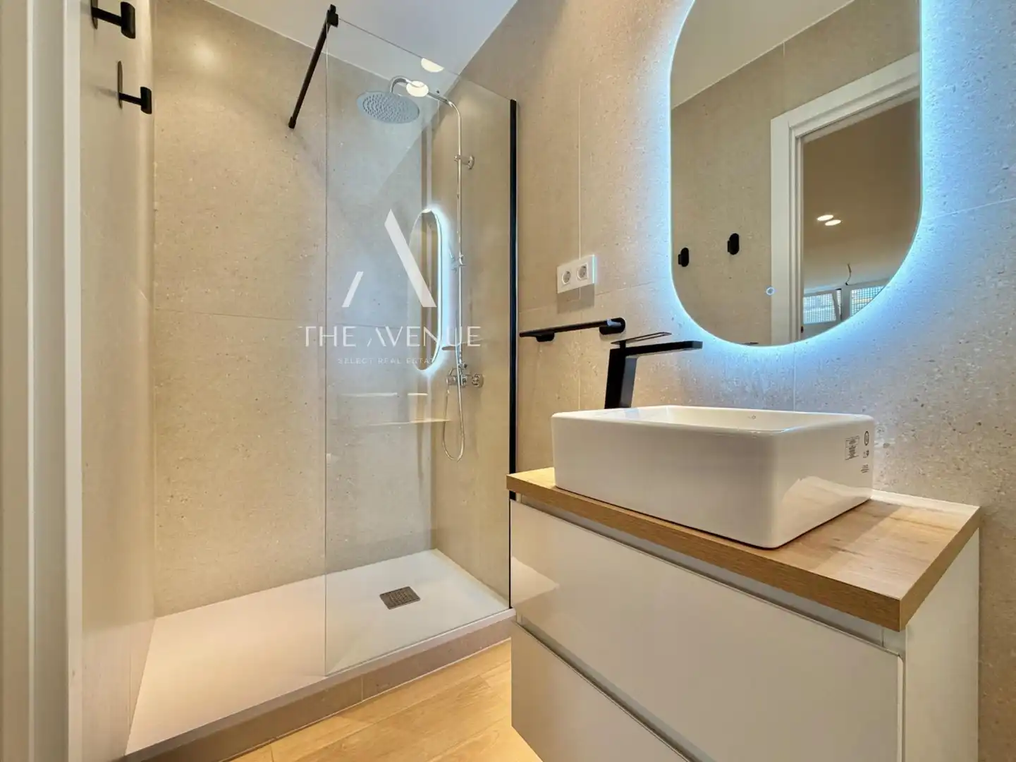 Bathroom of Flat for sale in Madrid  with Air Conditioner, Storage room and Furnished