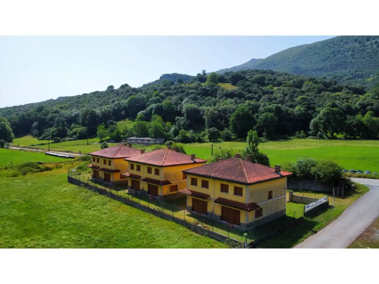 Vista exterior de Casa adosada en venta en Ruesga con Calefacción y Jardín privado