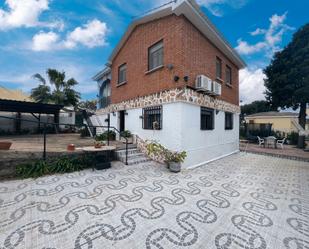 Vista exterior de Casa o xalet en venda en Torrent amb Aire condicionat, Jardí privat i Terrassa