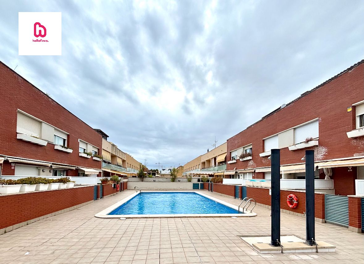 Piscina de Casa adosada en venda en Cubelles amb Aire condicionat, Calefacció i Parquet