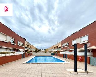 Piscina de Casa adosada en venda en Cubelles amb Aire condicionat, Calefacció i Parquet
