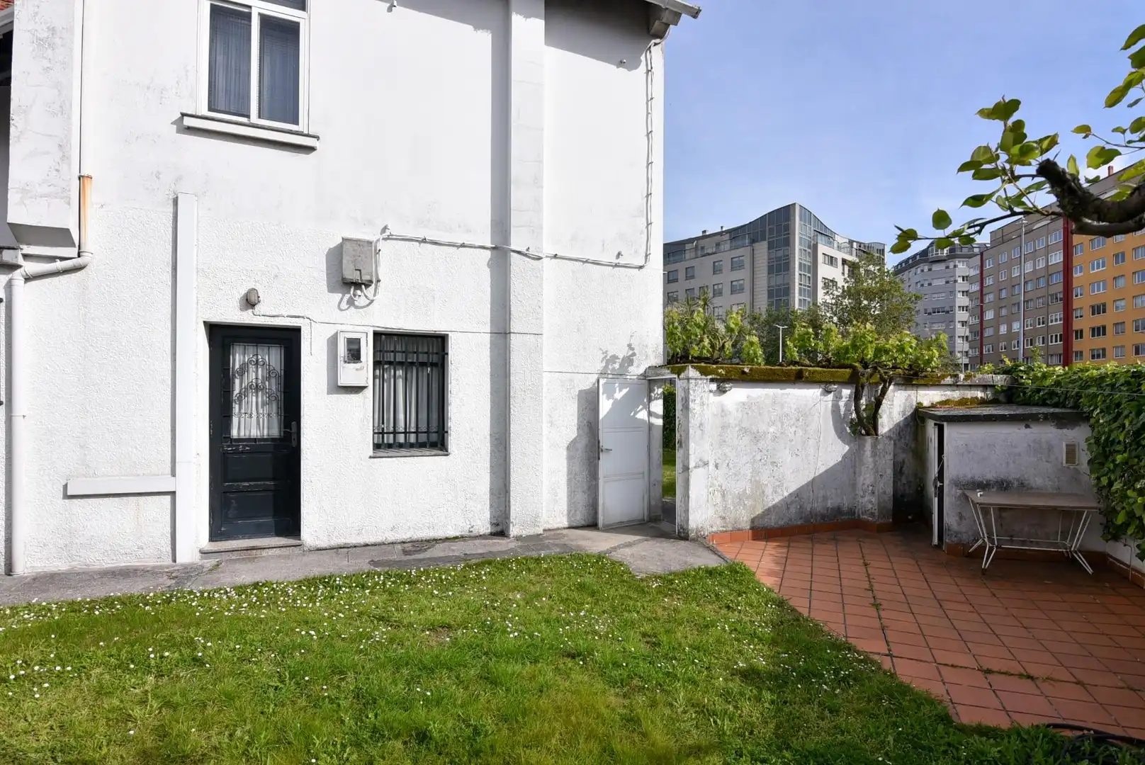 Vista exterior de Casa o xalet en venda en A Coruña Capital  amb Calefacció, Jardí privat i Parquet