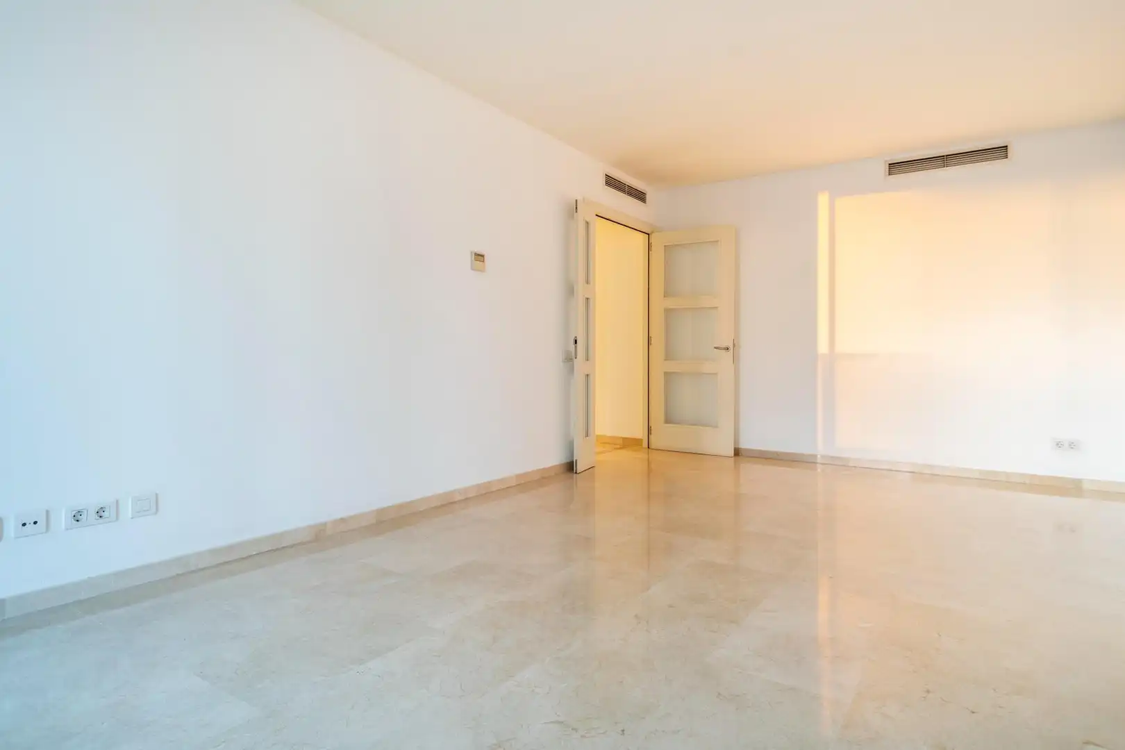 Wohnung zum Verkauf in Barcelona mit Klimaanlage, Heizung und Terrasse