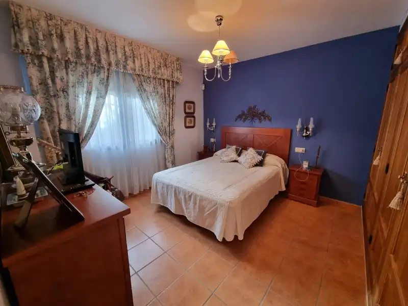 Dormitori de Casa o xalet en venda en Valdastillas amb Aire condicionat, Calefacció i Terrassa