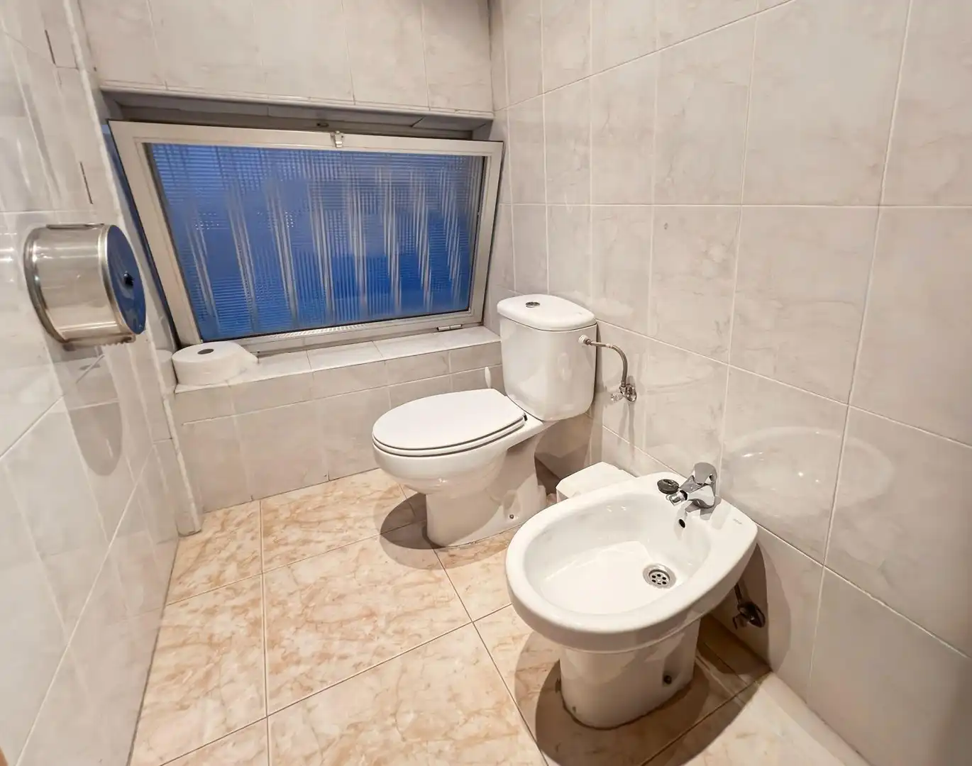 Badezimmer von Fabrikhallen zum Verkauf in Coslada