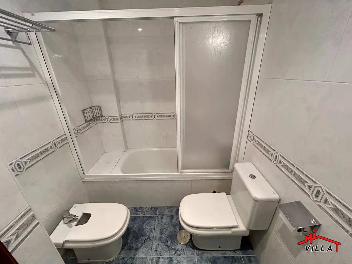Bathroom of Flat for sale in Laredo  with Heating