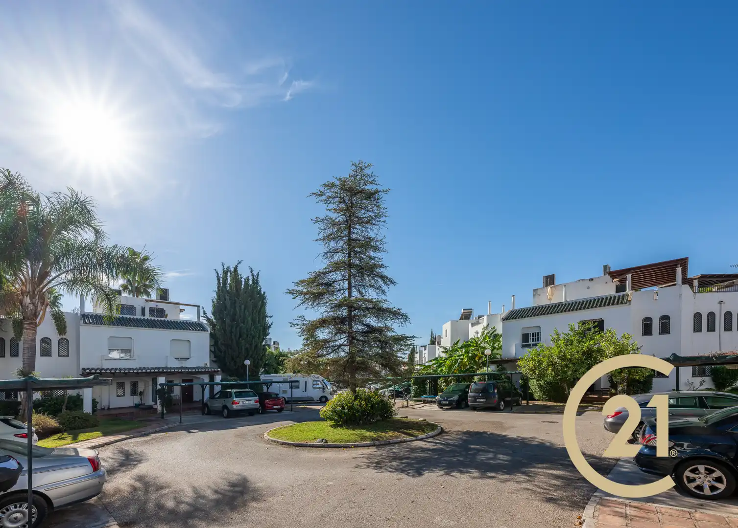 Vista exterior de Casa adosada en venta en Marbella con Aire acondicionado, Terraza y Piscina comunitaria