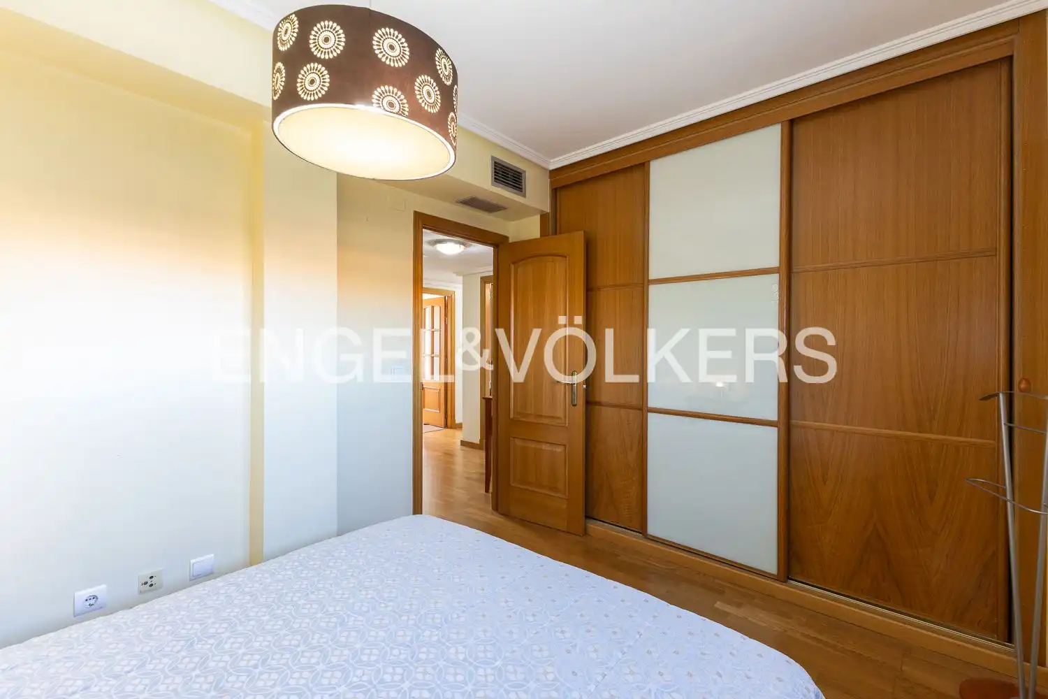 Schlafzimmer von Dachboden zur Miete in Valencia mit Klimaanlage, Heizung und Parkett