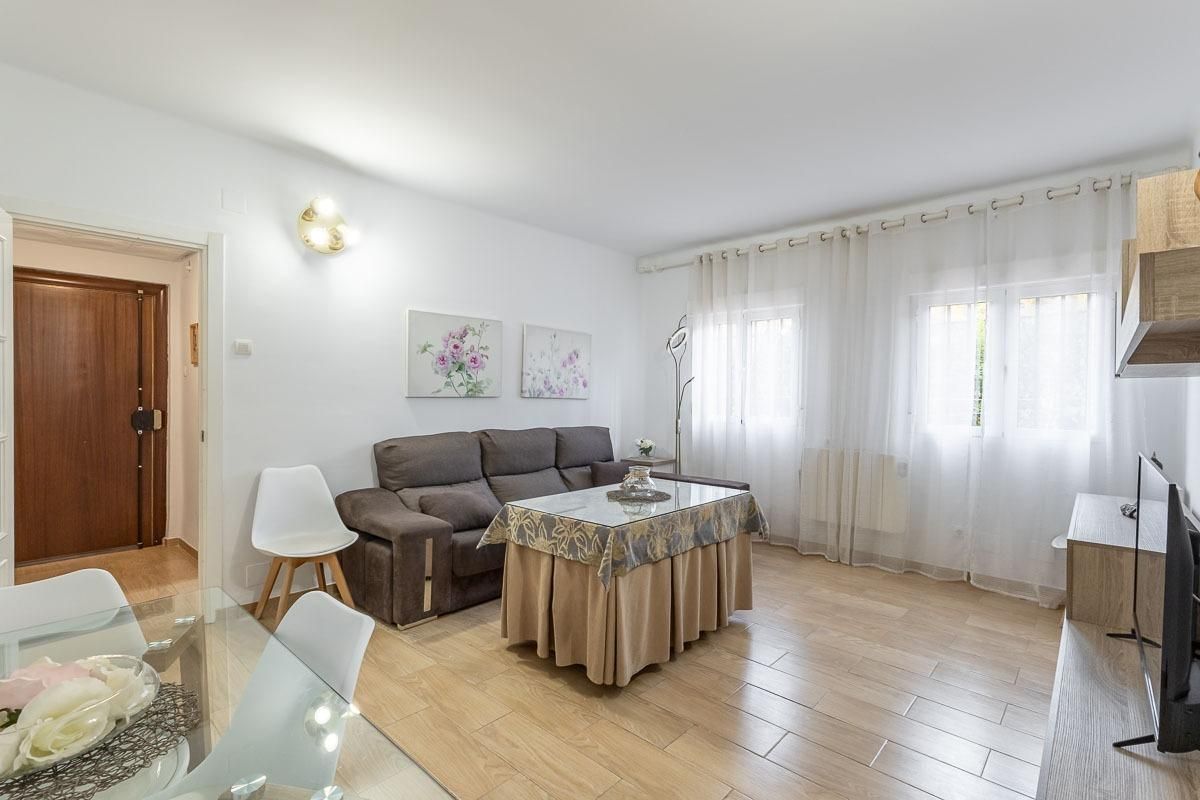 Living room of Flat for sale in  Granada Capital  with Air Conditioner and Parquet flooring