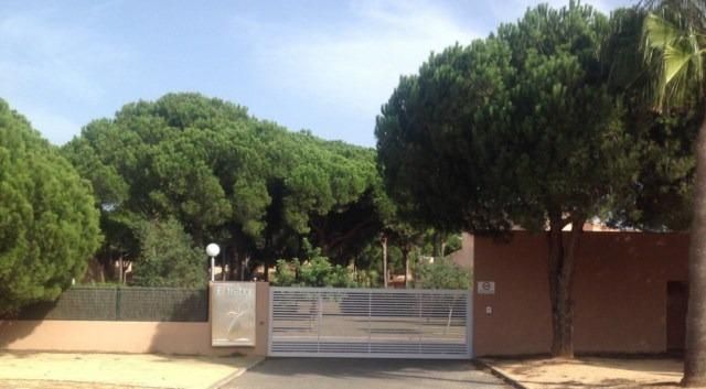 Vista exterior de Casa adosada en venda en Chiclana de la Frontera amb Jardí privat i Piscina comunitària