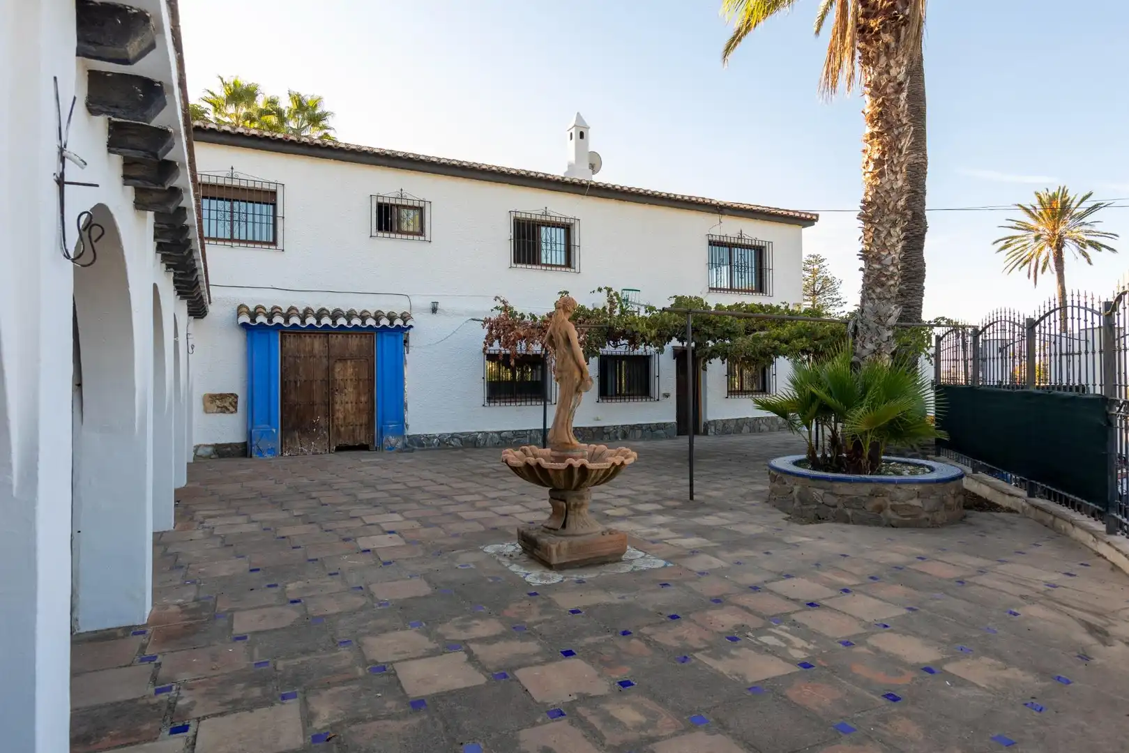 Vista exterior de Casa o xalet en venda en Almuñécar amb Calefacció, Jardí privat i Terrassa