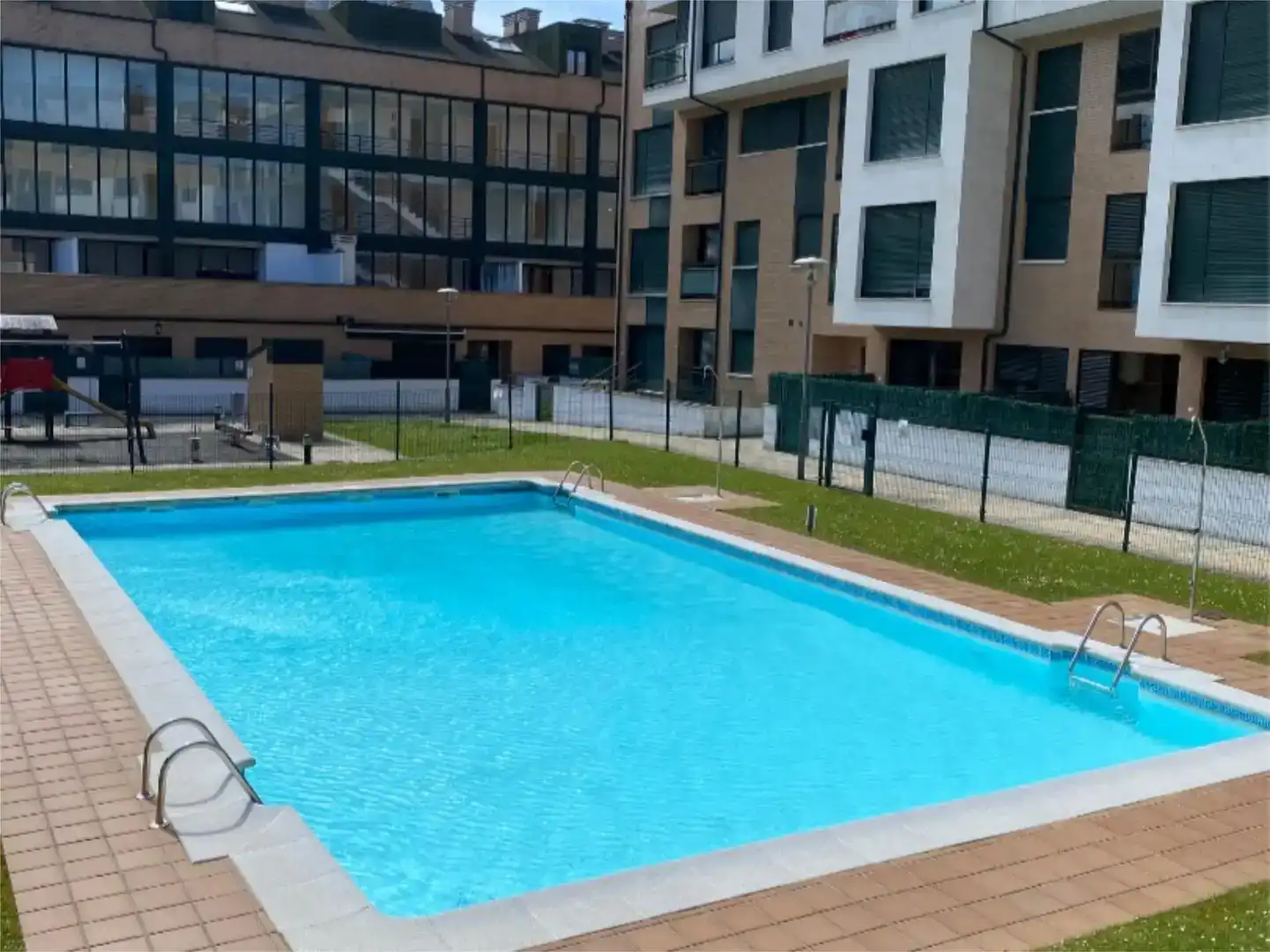 Schwimmbecken von Dachboden zum Verkauf in Llanes