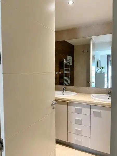 Badezimmer von Wohnung zum Verkauf in Manilva mit Klimaanlage, Heizung und Privatgarten