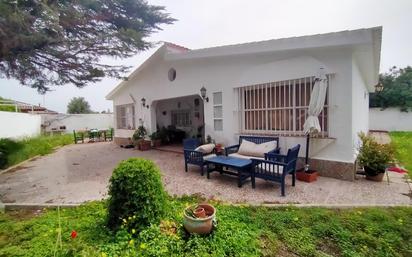 Vista exterior de Casa o xalet en venda en Chiclana de la Frontera amb Terrassa