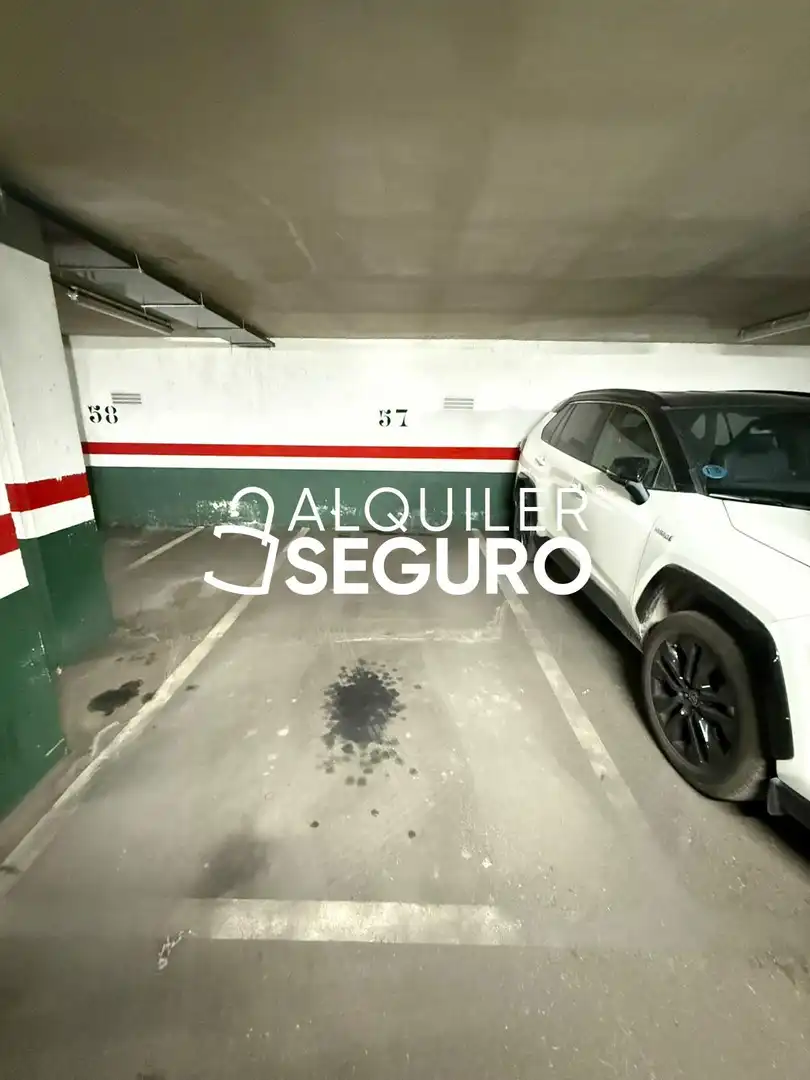 Parking de Piso de alquiler en Madrid con Aire acondicionado, Calefacción y Piscina