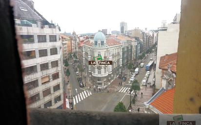 Vista exterior de Pis en venda en Oviedo  amb Calefacció, Parquet i Terrassa