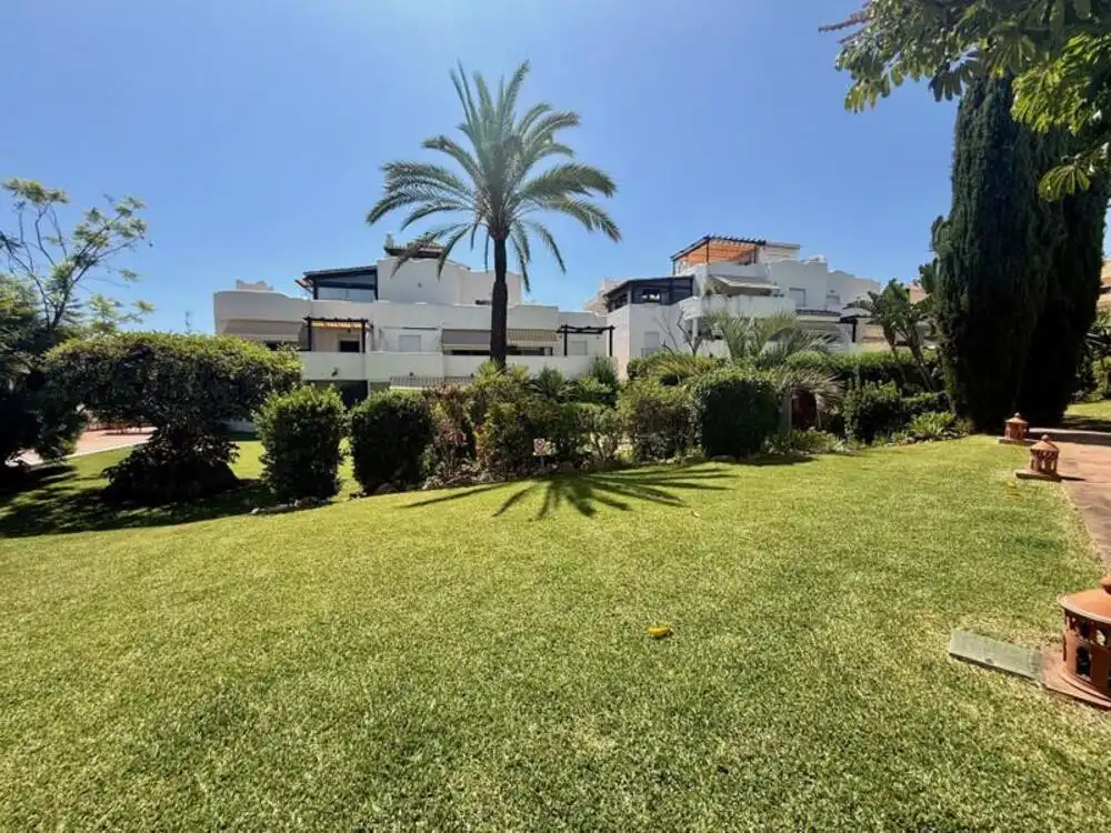 Vista exterior de Ático de alquiler en Marbella con Aire acondicionado, Terraza y Piscina
