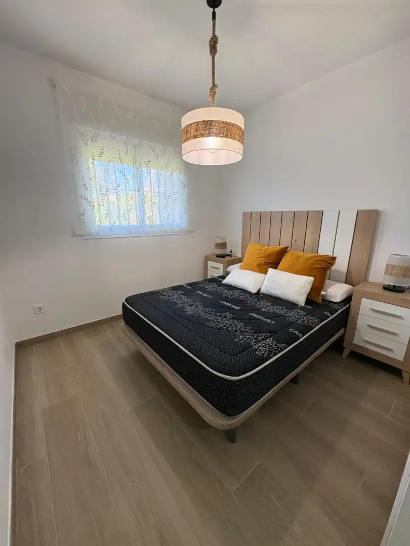Schlafzimmer von Wohnung zum Verkauf in Chipiona mit Klimaanlage, Heizung und Privatgarten