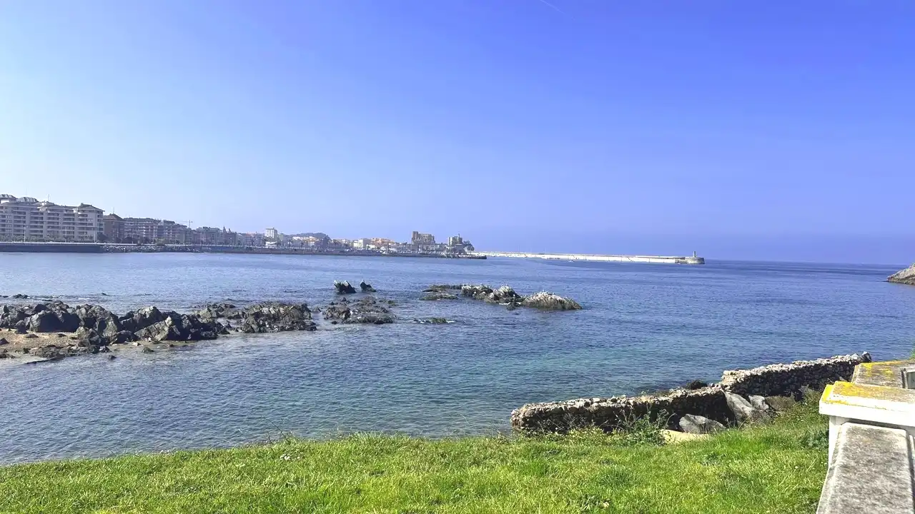 Vista exterior de Piso en venta en Castro-Urdiales con Calefacción, Trastero y Amueblado