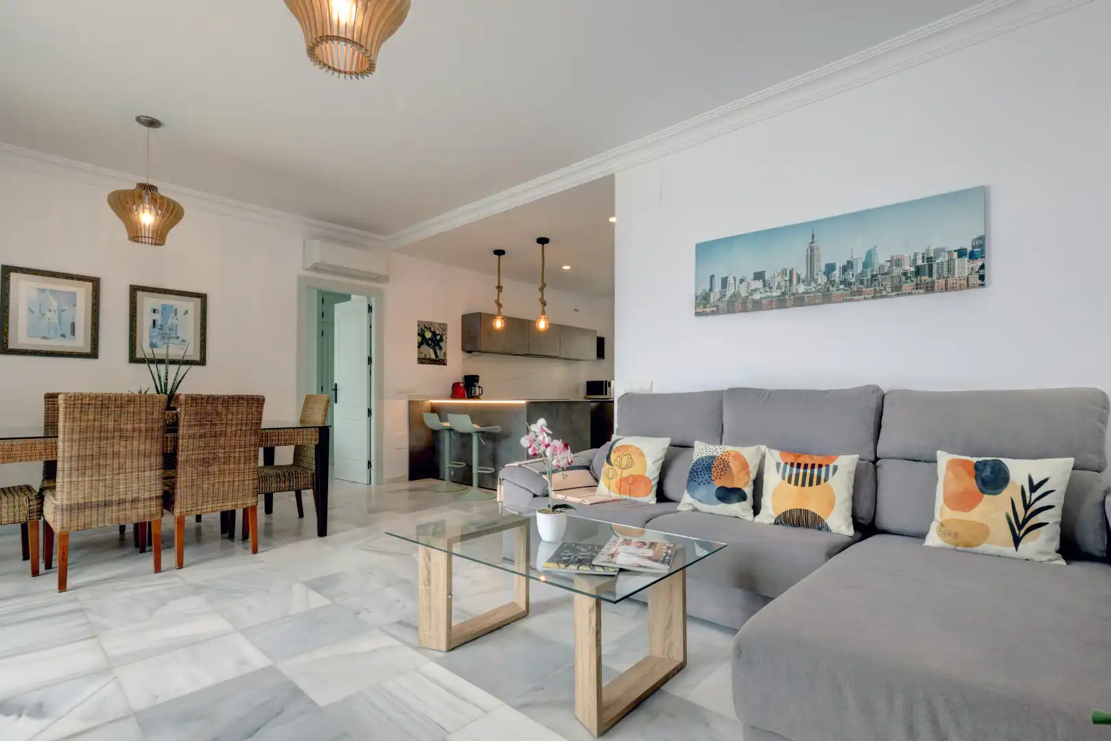 Sala d'estar de Apartament en venda en Estepona amb Aire condicionat, Jardí privat i Terrassa