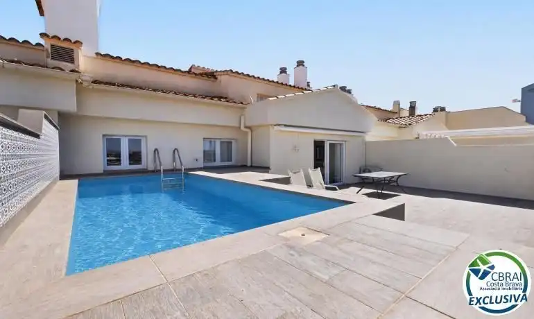Piscina de Apartamento en venta en Empuriabrava con Aire acondicionado, Trastero y Piscina