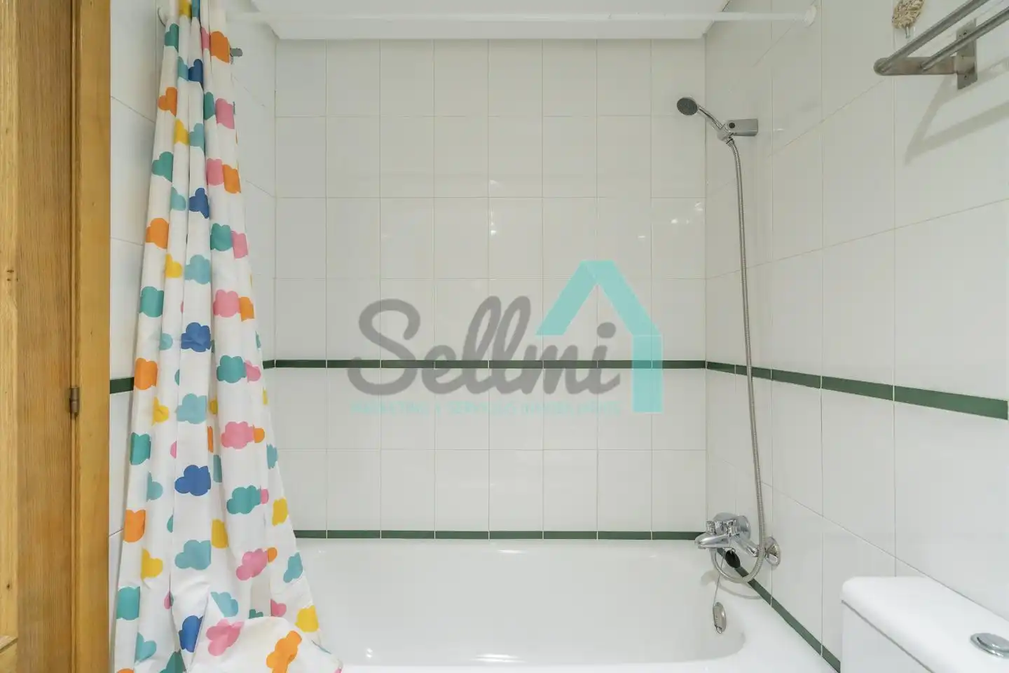 Baño de Piso de alquiler en Oviedo  con Calefacción, Parquet y Terraza