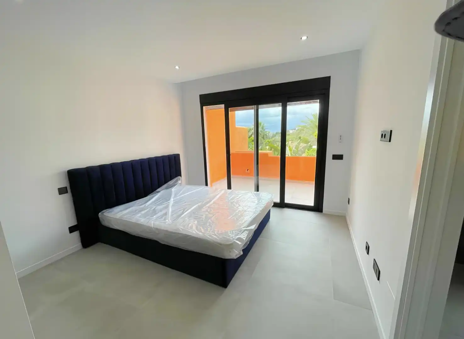 Habitación de Casa adosada en venta en Benahavís con Aire acondicionado, Calefacción y Jardín privado