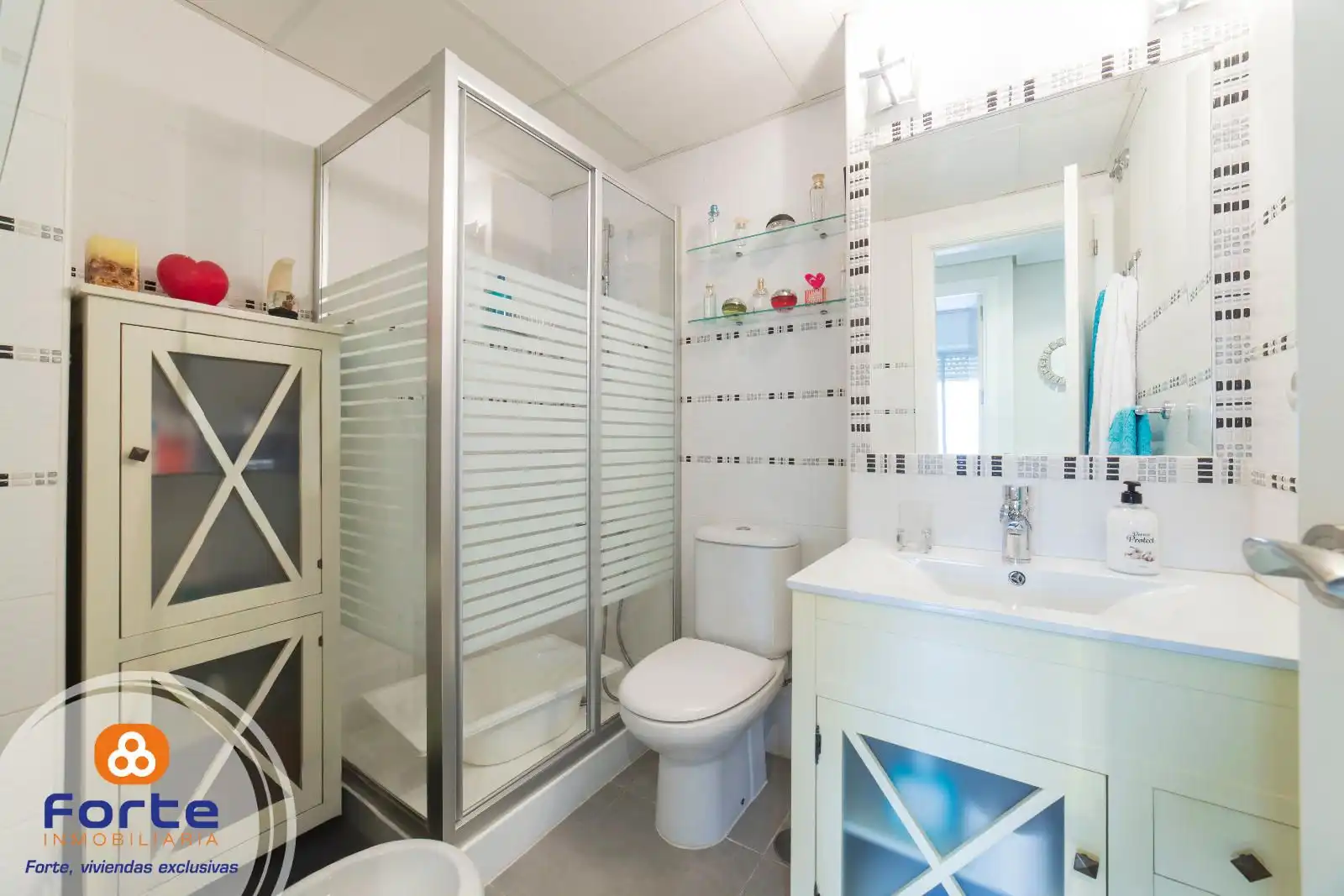Badezimmer von Wohnung zum Verkauf in Córdoba mit Klimaanlage