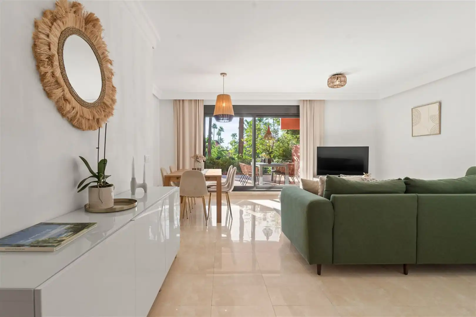 Sala d'estar de Apartament en venda en Estepona amb Aire condicionat i Terrassa