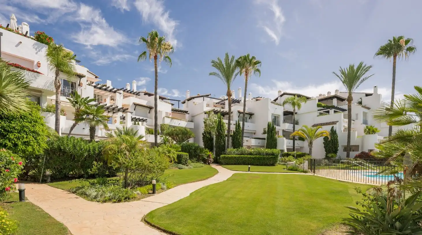 Vista exterior de Planta baixa en venda en Estepona amb Aire condicionat, Calefacció i Jardí privat