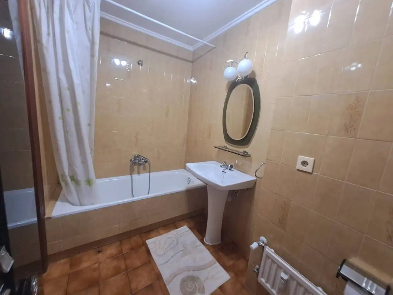 Flat for rent in Calle Antonio Machado, Reyes Católicos