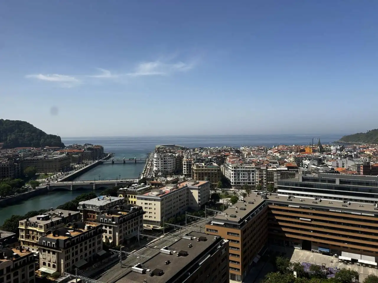 Vista exterior de Pis en venda en Donostia - San Sebastián  amb Calefacció, Traster i Alarma