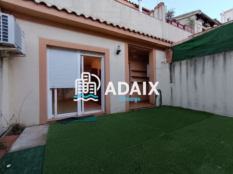 Vista exterior de Casa o xalet de lloguer en Cáceres Capital amb Terrassa i Traster